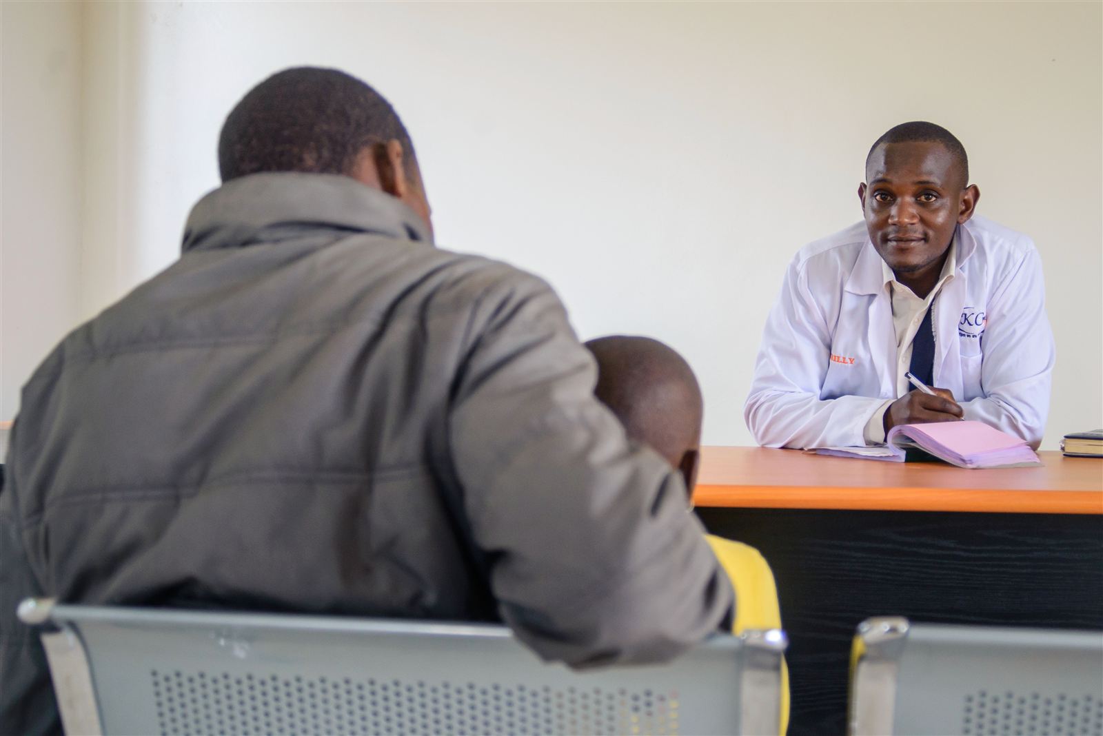 Arts in de Kasaka Community Medical Clinic