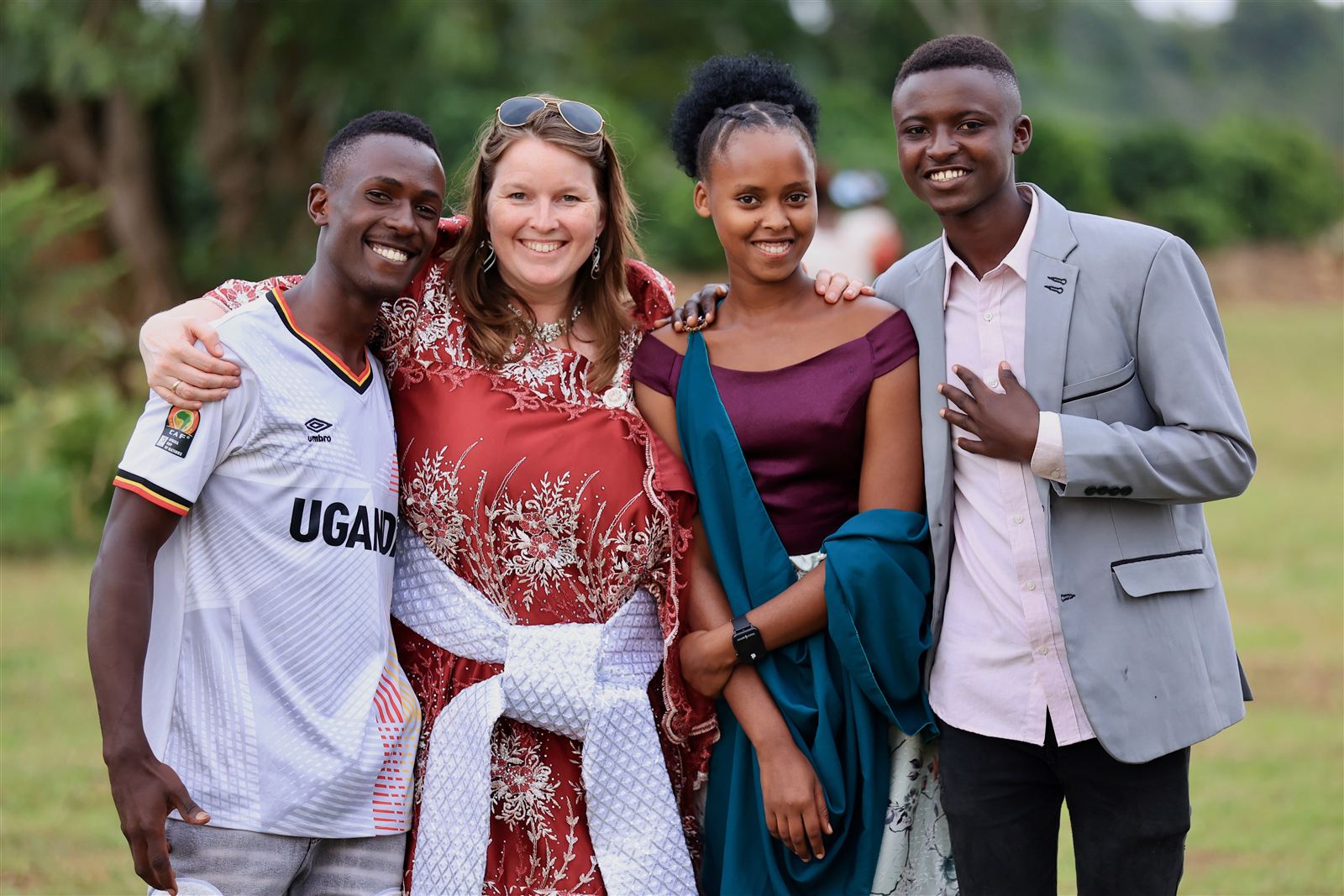 Reina met sponsorkinderen en jeugd in Uganda